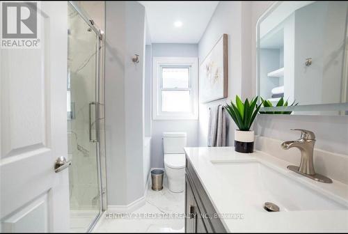 380 East 19Th Street, Hamilton, ON - Indoor Photo Showing Bathroom