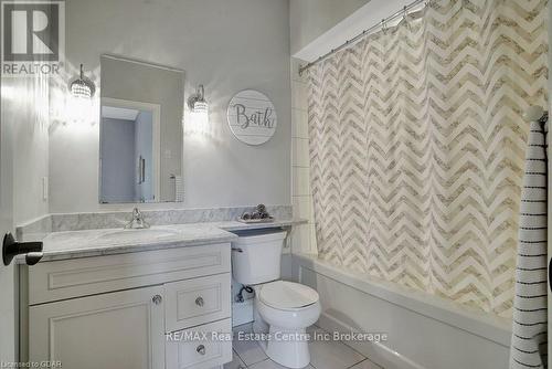 209 Hume Road, Puslinch, ON - Indoor Photo Showing Bathroom