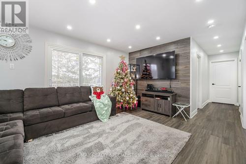 6820 Side Road 16, King, ON - Indoor Photo Showing Living Room