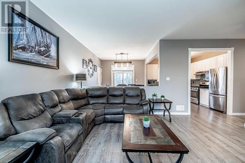 2501 Holiday Way, Innisfil, ON - Indoor Photo Showing Living Room