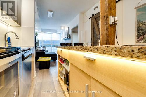 215 - 5240 Dundas Street, Burlington, ON - Indoor Photo Showing Kitchen