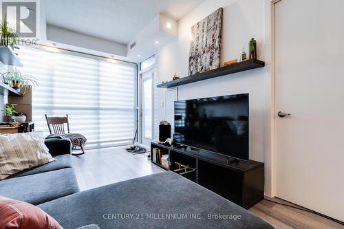 215 - 5240 Dundas Street, Burlington, ON - Indoor Photo Showing Living Room