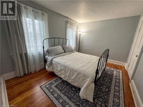 Bedroom featuring hardwood / wood-style flooring - 166 North Street, Fort Erie, ON - Indoor Photo Showing Bedroom