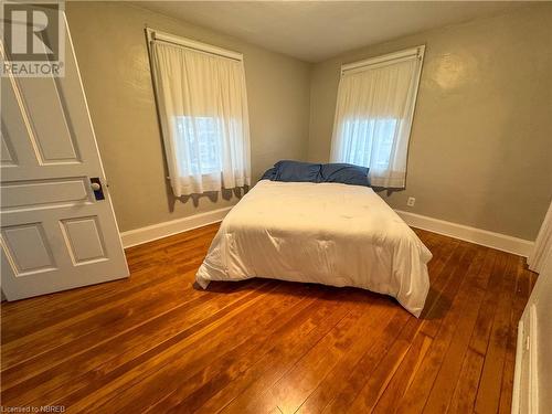 Bedroom with dark hardwood / wood-style flooring - 166 North Street, Fort Erie, ON - Indoor Photo Showing Bedroom