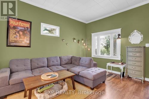 4774 Saint Clair Avenue, Niagara Falls, ON - Indoor Photo Showing Living Room