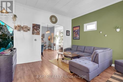 4774 Saint Clair Avenue, Niagara Falls, ON - Indoor Photo Showing Living Room