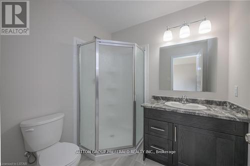 359 Kennington Way, London, ON - Indoor Photo Showing Bathroom