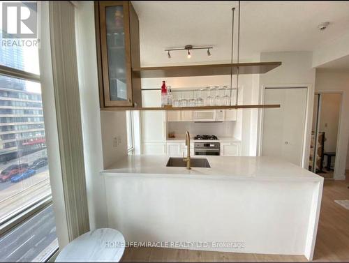 505 - 9 Spadina Avenue, Toronto, ON - Indoor Photo Showing Kitchen