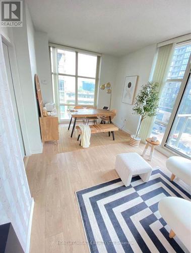 505 - 9 Spadina Avenue, Toronto, ON - Indoor Photo Showing Living Room