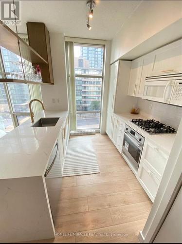 505 - 9 Spadina Avenue, Toronto, ON - Indoor Photo Showing Kitchen With Upgraded Kitchen