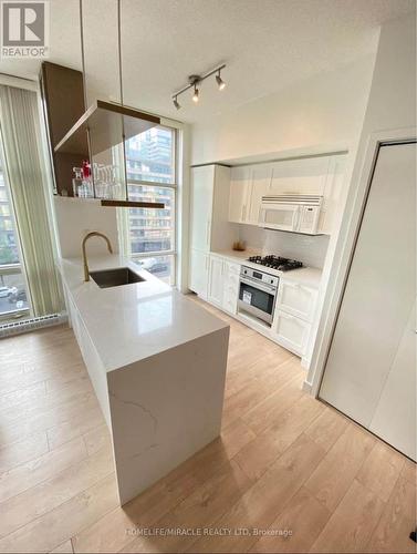 505 - 9 Spadina Avenue, Toronto, ON - Indoor Photo Showing Kitchen