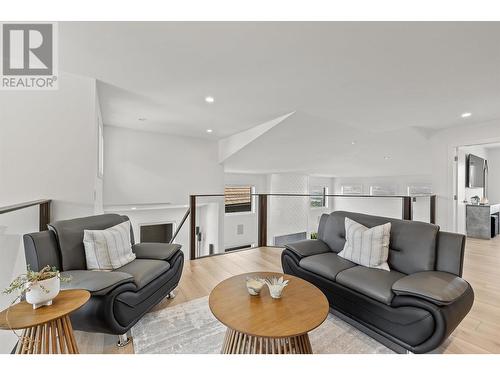 750 Kuipers Crescent, Kelowna, BC - Indoor Photo Showing Living Room