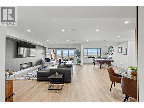 750 Kuipers Crescent, Kelowna, BC - Indoor Photo Showing Living Room With Fireplace