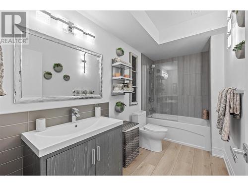 750 Kuipers Crescent, Kelowna, BC - Indoor Photo Showing Bathroom