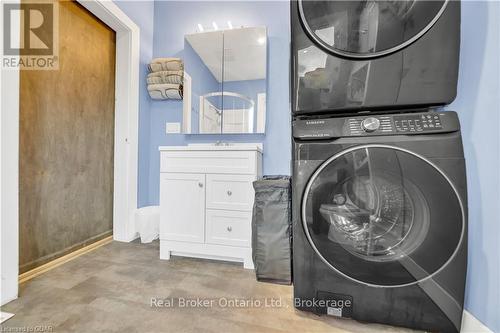 42 Mccormick Street, Welland (769 - Prince Charles), ON - Indoor Photo Showing Laundry Room