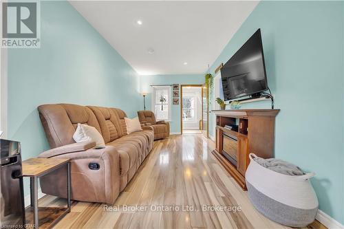 42 Mccormick Street, Welland (769 - Prince Charles), ON - Indoor Photo Showing Living Room