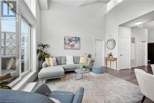 414 - 35 Kingsbury Square Square, Guelph (Pine Ridge), ON - Indoor Photo Showing Living Room