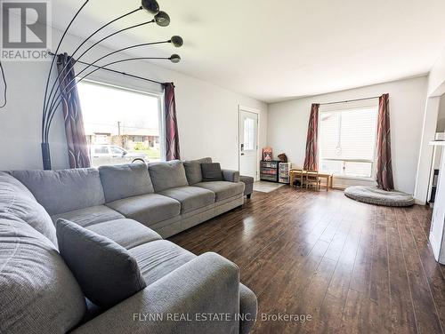 6620 Barker Street, Niagara Falls, ON - Indoor Photo Showing Living Room