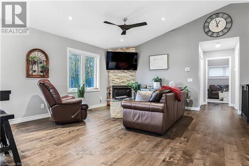 135 Confederation Drive, Chatsworth, ON - Indoor Photo Showing Living Room With Fireplace