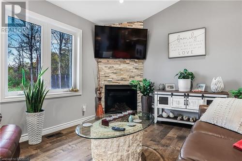 135 Confederation Drive, Chatsworth, ON - Indoor Photo Showing Living Room With Fireplace