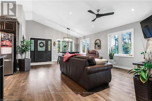 135 Confederation Drive, Chatsworth, ON - Indoor Photo Showing Living Room