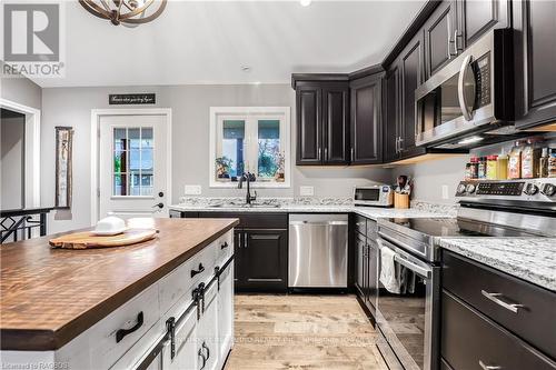 135 Confederation Drive, Chatsworth, ON - Indoor Photo Showing Kitchen With Upgraded Kitchen