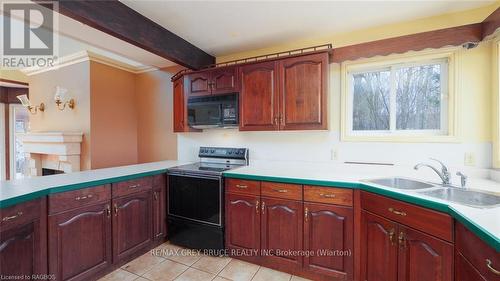 504791 Grey Road 1, Georgian Bluffs, ON - Indoor Photo Showing Kitchen With Double Sink