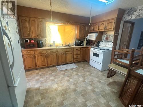 108 9Th Street E, Wynyard, SK - Indoor Photo Showing Kitchen With Double Sink