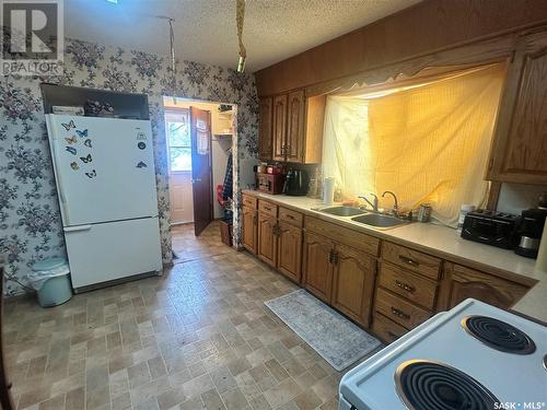 108 9Th Street E, Wynyard, SK - Indoor Photo Showing Kitchen With Double Sink