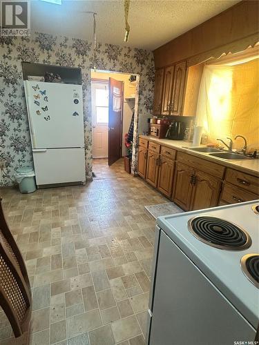 108 9Th Street E, Wynyard, SK - Indoor Photo Showing Kitchen With Double Sink