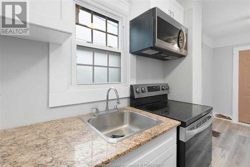 985 Lincoln, Windsor, ON - Indoor Photo Showing Kitchen