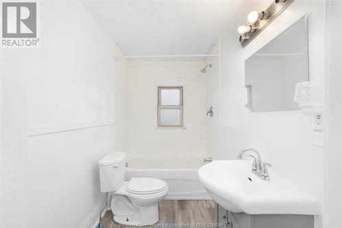 985 Lincoln, Windsor, ON - Indoor Photo Showing Bathroom