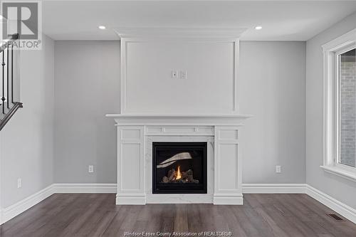 19 Belleview Drive, Kingsville, ON - Indoor Photo Showing Living Room With Fireplace