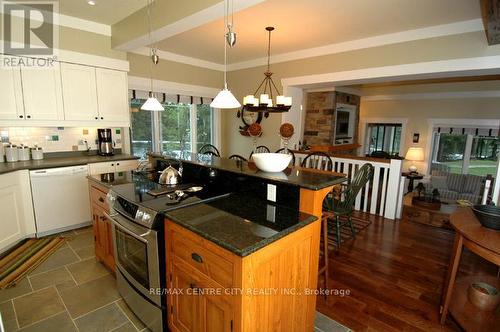 Villa16 - 1020 Birch Glen Road, Lake Of Bays, ON - Indoor Photo Showing Kitchen