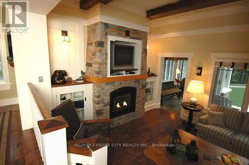 Villa16 - 1020 Birch Glen Road, Lake Of Bays, ON - Indoor Photo Showing Living Room With Fireplace