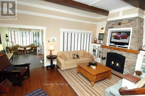 Villa16 - 1020 Birch Glen Road, Lake Of Bays, ON - Indoor Photo Showing Living Room With Fireplace