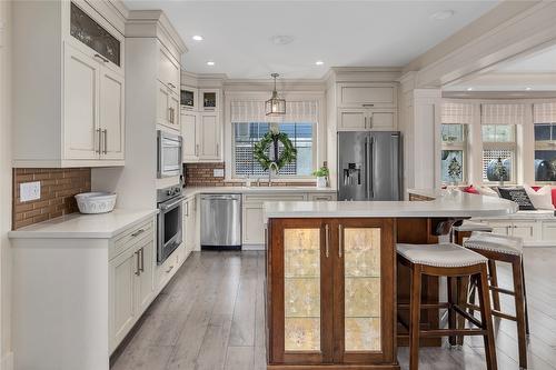 1169 Bellagio Avenue, Kelowna, BC - Indoor Photo Showing Kitchen With Upgraded Kitchen