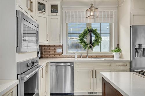 1169 Bellagio Avenue, Kelowna, BC - Indoor Photo Showing Kitchen With Upgraded Kitchen