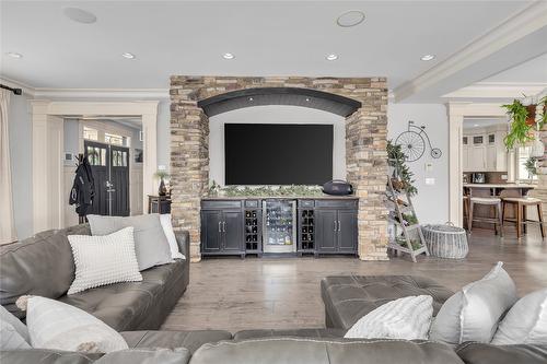 1169 Bellagio Avenue, Kelowna, BC - Indoor Photo Showing Living Room