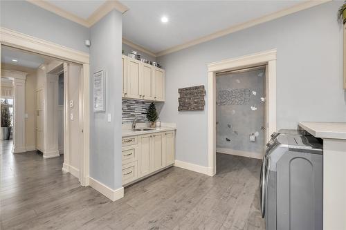 1169 Bellagio Avenue, Kelowna, BC - Indoor Photo Showing Laundry Room