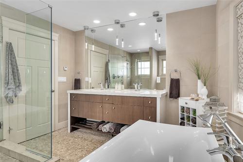 1169 Bellagio Avenue, Kelowna, BC - Indoor Photo Showing Bathroom