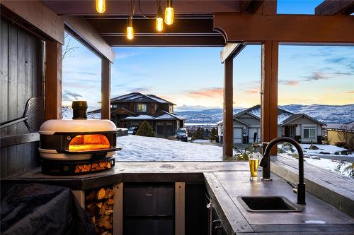 1169 Bellagio Avenue, Kelowna, BC - Indoor Photo Showing Kitchen