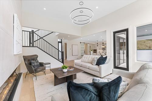 3462 Hilltown Close, Kelowna, BC - Indoor Photo Showing Living Room