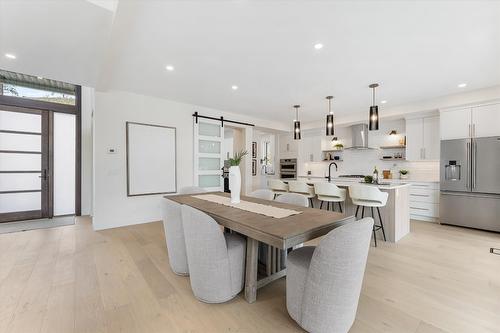 3462 Hilltown Close, Kelowna, BC - Indoor Photo Showing Kitchen With Upgraded Kitchen