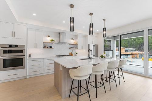 3462 Hilltown Close, Kelowna, BC - Indoor Photo Showing Kitchen With Upgraded Kitchen