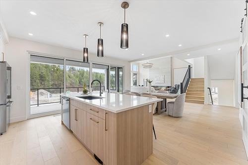 3462 Hilltown Close, Kelowna, BC - Indoor Photo Showing Kitchen With Upgraded Kitchen