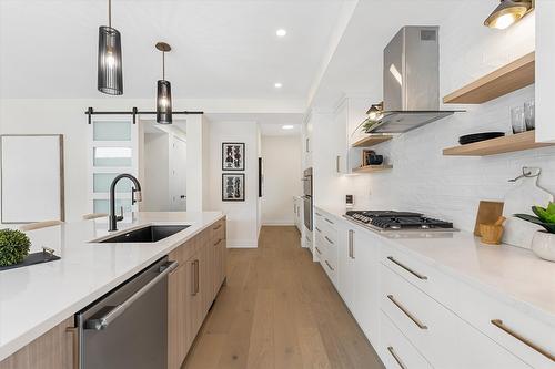 3462 Hilltown Close, Kelowna, BC - Indoor Photo Showing Kitchen With Upgraded Kitchen