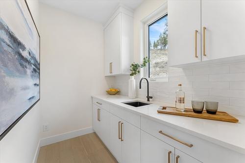 3462 Hilltown Close, Kelowna, BC - Indoor Photo Showing Kitchen