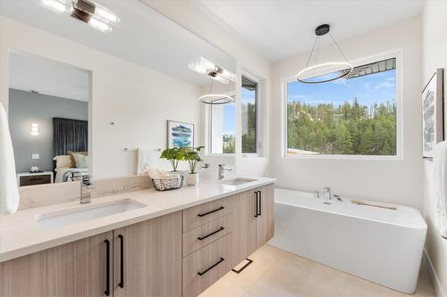 3462 Hilltown Close, Kelowna, BC - Indoor Photo Showing Bathroom