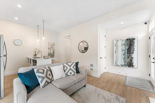 3462 Hilltown Close, Kelowna, BC - Indoor Photo Showing Living Room